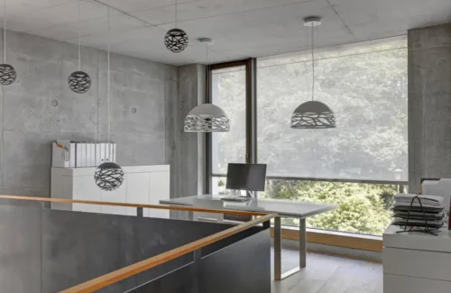 Modernes Büro mit grauen Innenjalousien für Blend- und Sonnenschutz