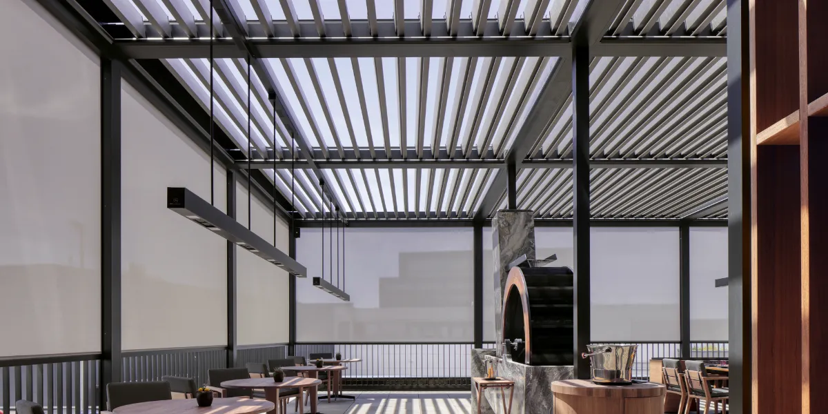 Insektenschutz für die Fenster Großer überdachter Außenbereich mit Tischen und Stühlen