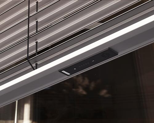 Entspannender Garten mit Pool und stilvollem Backsteinhaus