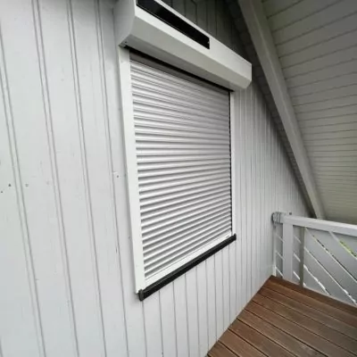 Solar Rollläden - graue Hauswand 