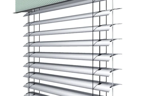 Außenjalousie mit modernem Design und grüner Abdeckung