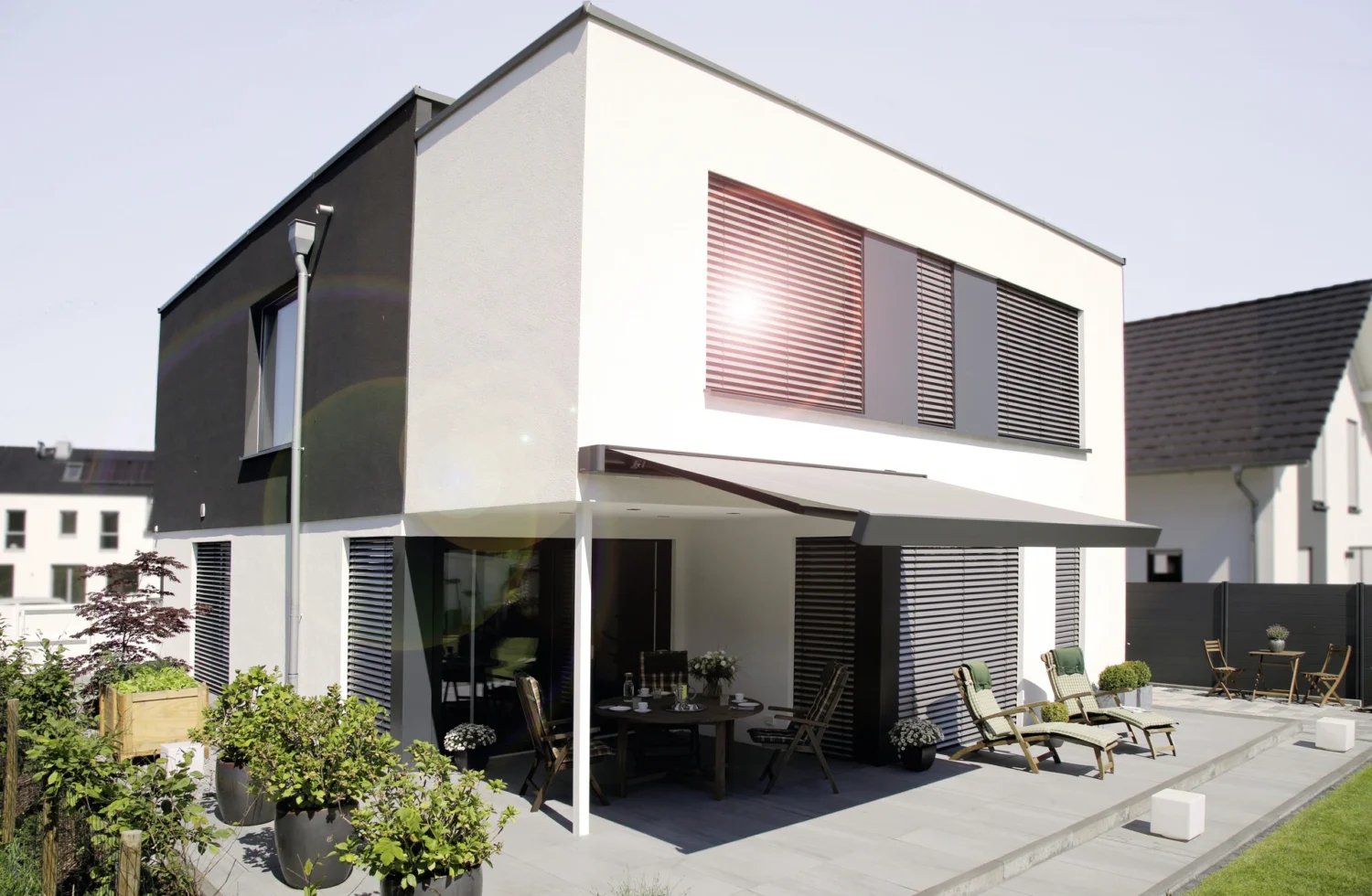 Modernes Wohnhaus mit Terrasse und Sonnenschutz