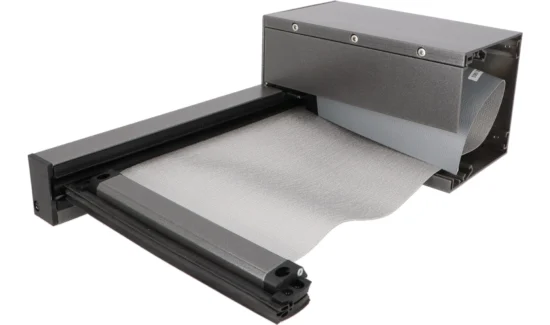 Motorisierte Sonnenschutzmarkise mit grauem Stoff