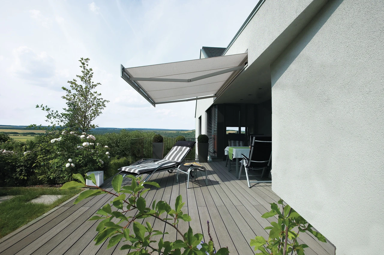 Moderne Terrasse mit Sonnenschutz und Liegestühlen