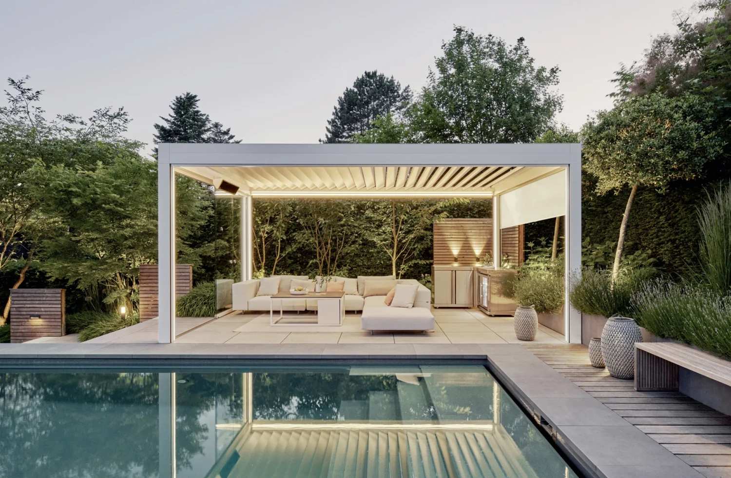 Elegante Gartenlounge mit Pool und moderner Pergola