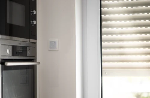 Moderne Küche mit Backofen und Jalousie
