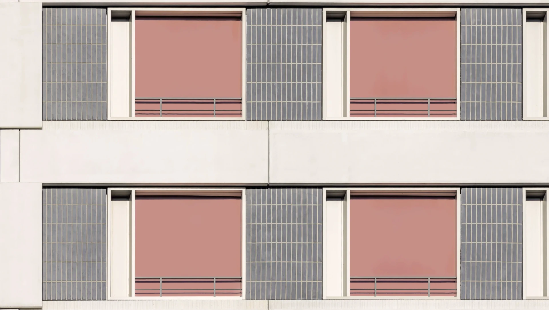 Moderne Fassade mit rosa Fensterläden und geometrischen Mustern