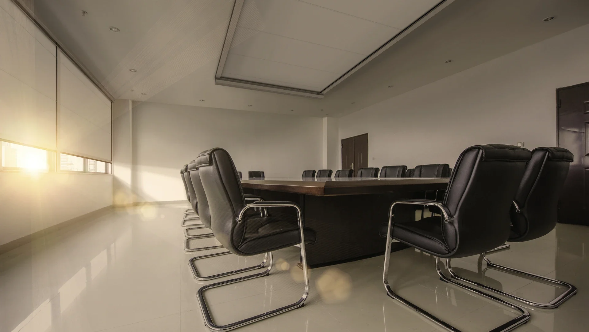 Modernes Konferenzzimmer mit Sonnenlicht