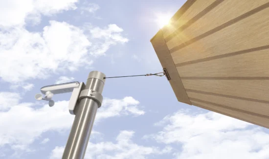 Moderner Sonnenschirm mit Windmesser vor blauem Himmel