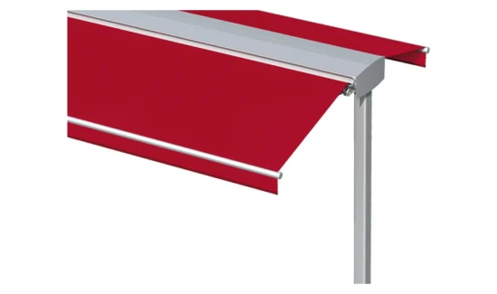 Rote Markise mit silbernem Gestell